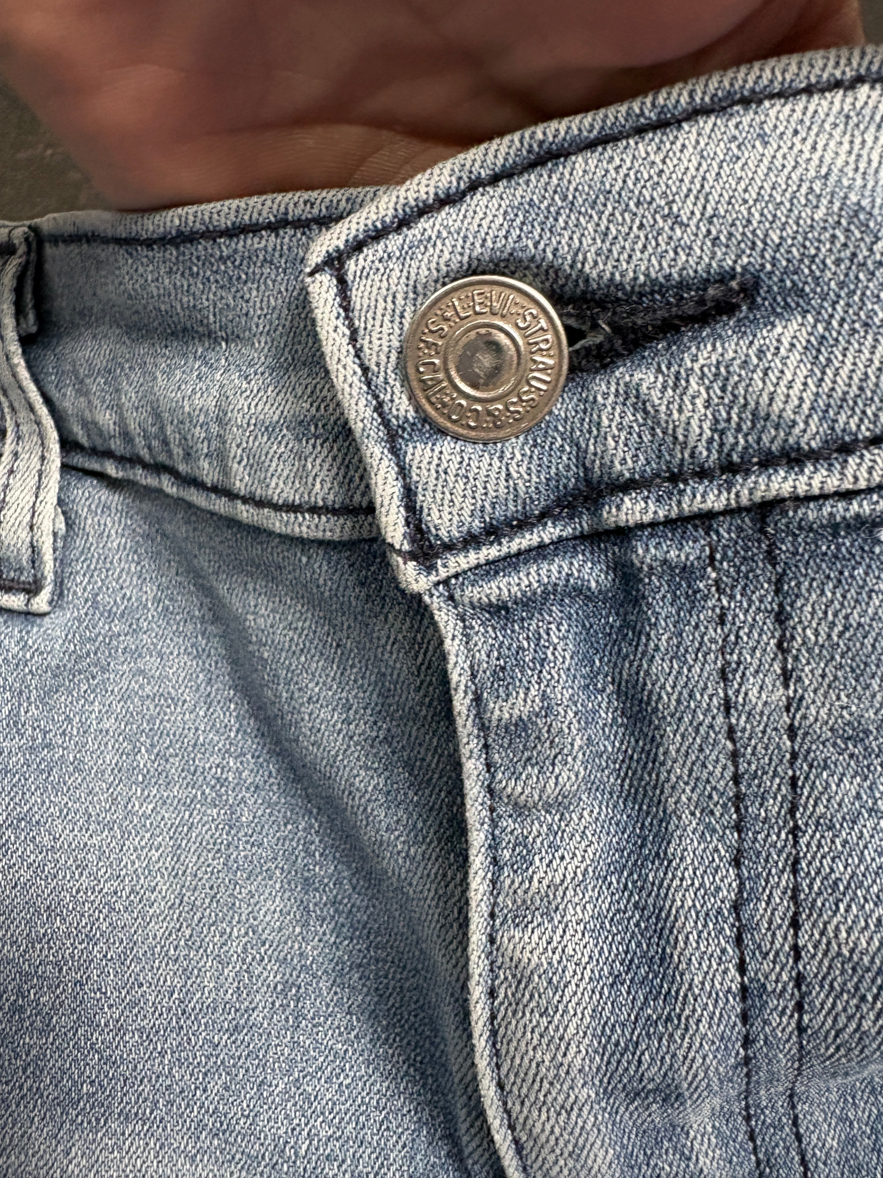 Levi’s 502 Tapered Jeans – Light Wash