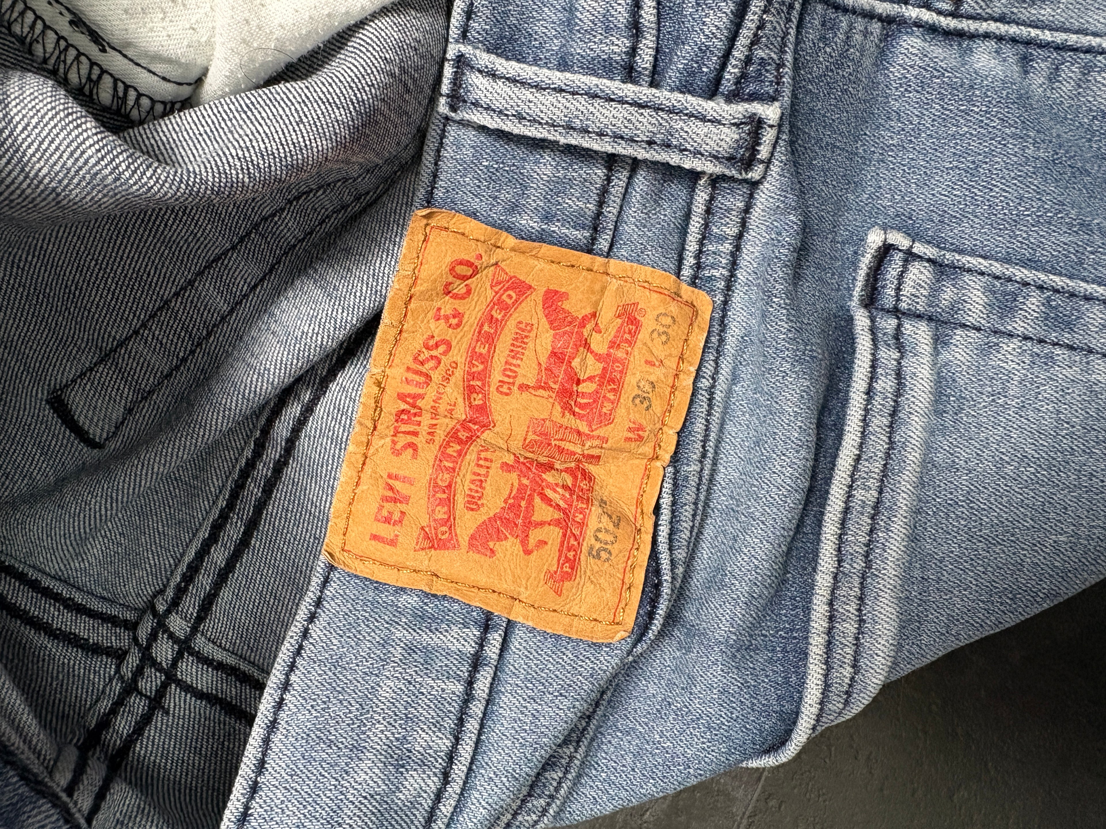 Levi’s 502 Tapered Jeans – Light Wash