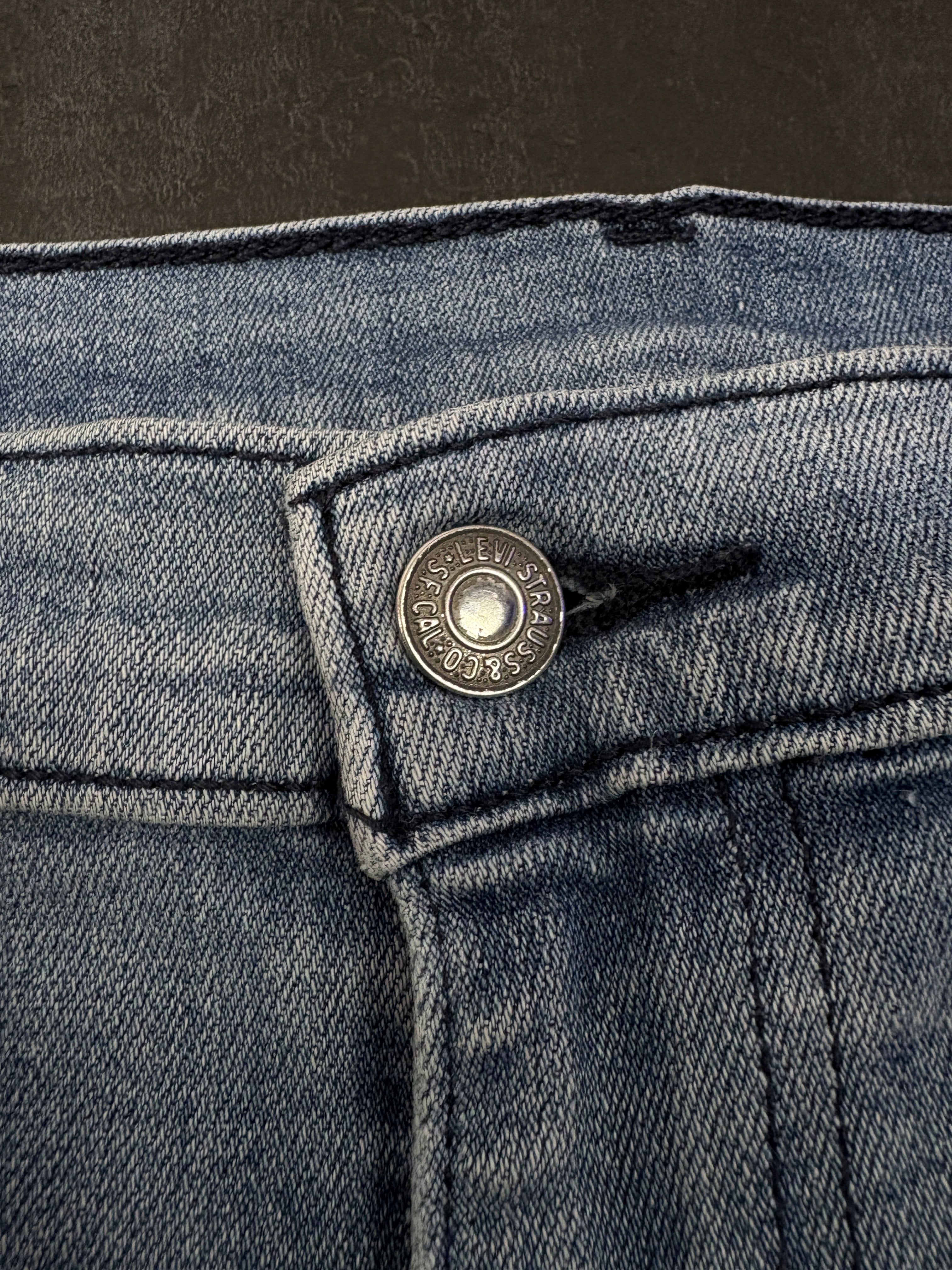 Levi’s 502 Tapered Jeans – Light Blue Vintage Wash – Gr. W35 / L28 (Maße beachten!)