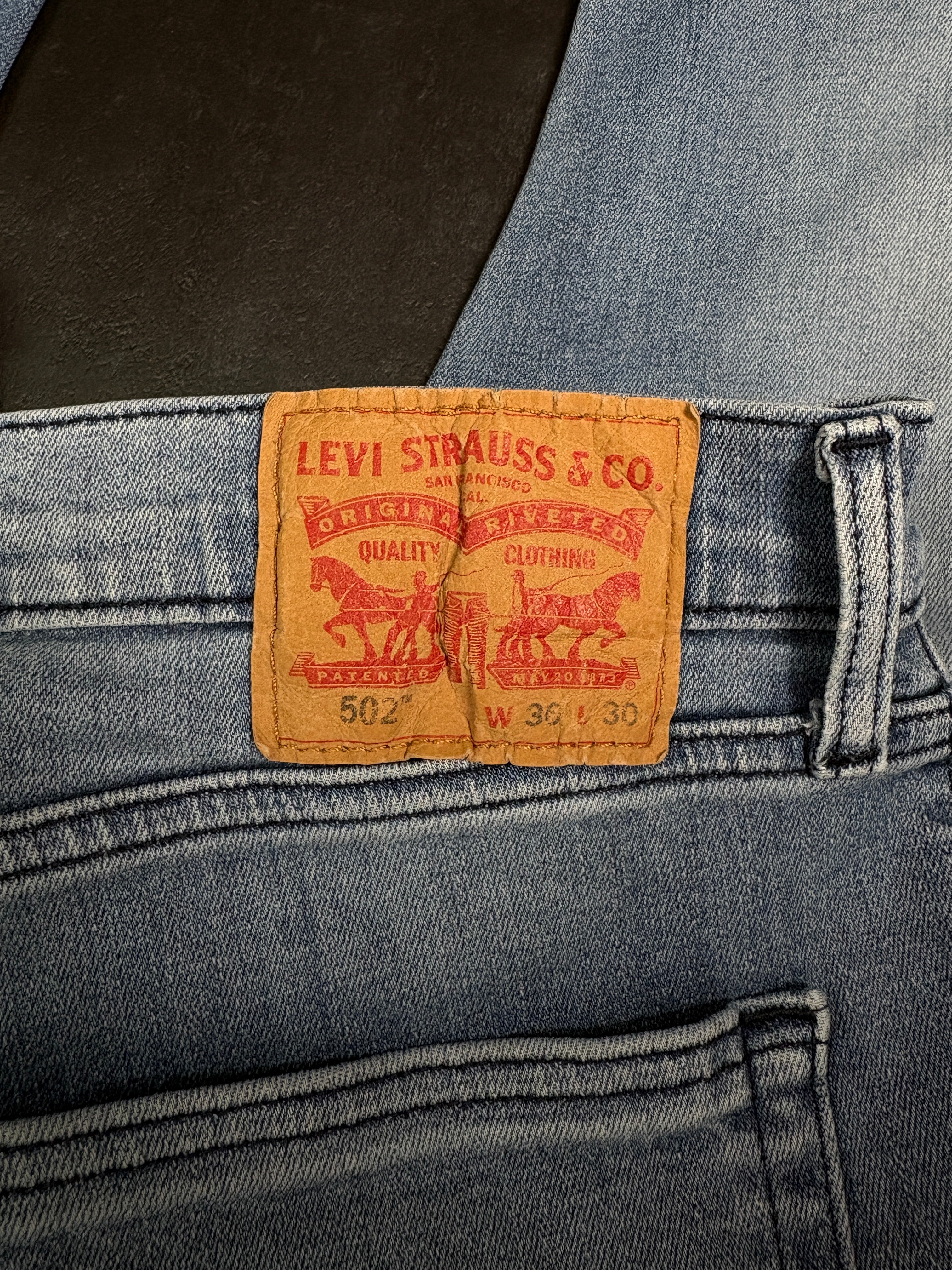 Levi’s 502 Tapered Jeans – Light Blue Vintage Wash – Gr. W35 / L28 (Maße beachten!)